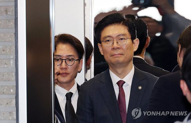 공천헌금 의혹 반박 기자회견 마친 조정훈 의원