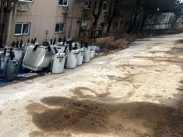 쌓여있는 변압기와 누유 흔적