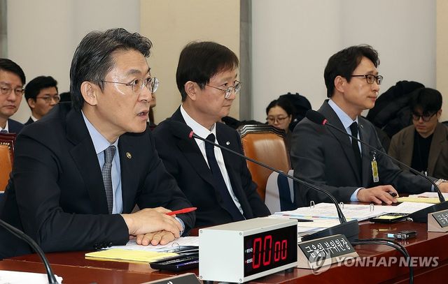 긴급현안질의 답변하는 권대영 금융위 부위원장