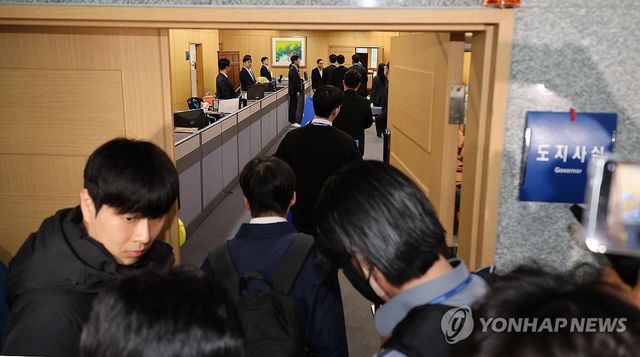 전북도지사실로 진입하는 경찰