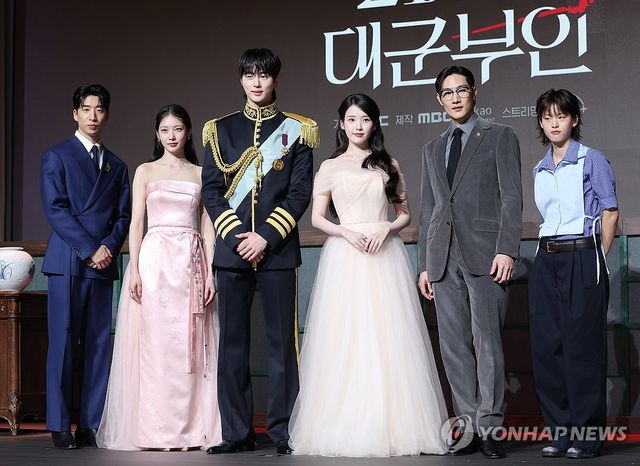 포즈 취하는 '21세기 대군부인' 출연진