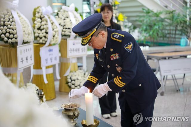 안전공업 화재 참사 희생자 합동 분향소에 헌화하는 백동흠 신임 대전경찰청장