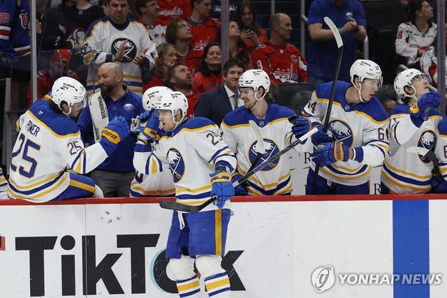 15시즌 만에 플레이오프에 진출한 NHL 버펄로 선수단