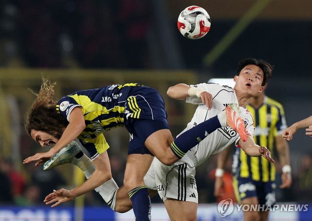 공중볼 경합하는 오현규.