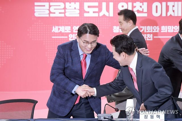 국민의힘 윤상현 의원과 인사하는 장동혁 대표
