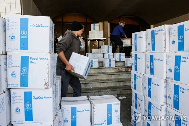 WFP 구호 물품 상자 나르는 자원봉사자들