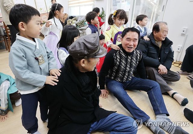 아이들에게 안마 받는 어르신