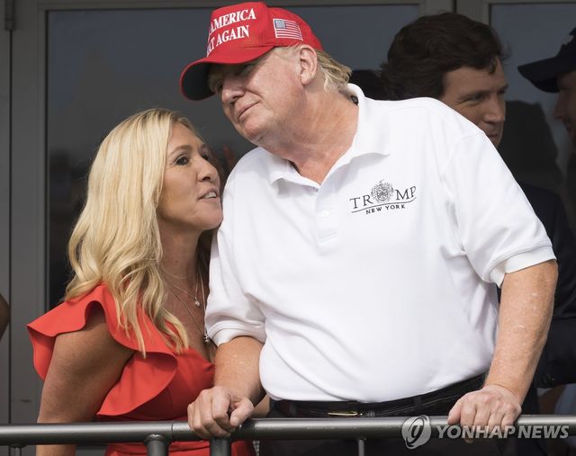 정치적 결별 전의 마조리 테일러 그린 전 하원의원(좌측)과 도널드 트럼프 대통령(우측)