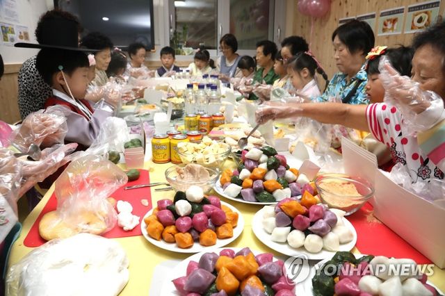 할머니와 함께 하는 송편 만들기