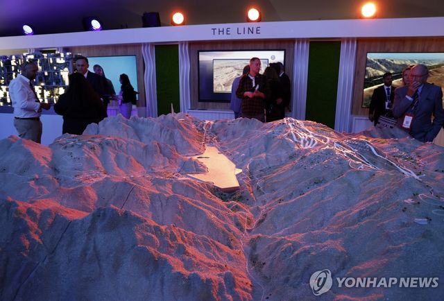 프랑스 칸에서 열린 사우디 네옴프로젝트 모형 전시