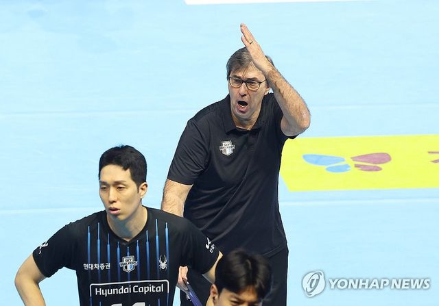 비디오 판독 항의하는 현대캐피탈 블랑 감독