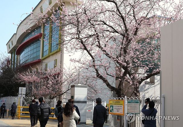 부산 수영구 배화학교 앞을 지나는 시민들. [연합뉴스 자료사진]