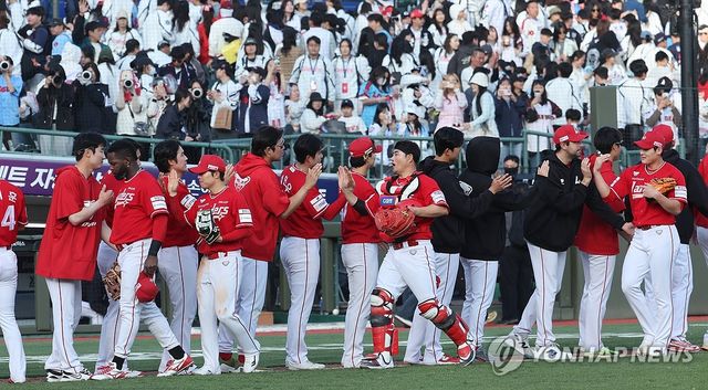 승리의 기쁨 나누는 SSG선수들