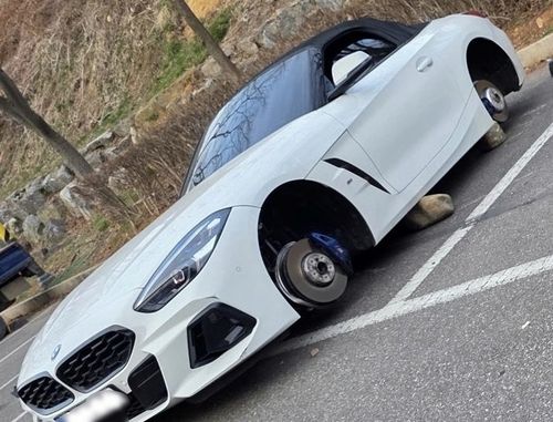 바퀴 빠진 BMW 차량