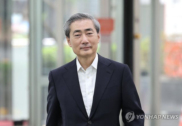 출근하는 신현송 한국은행 총재 후보자