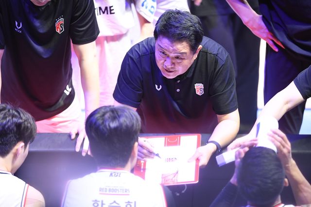 4월 5일 고양 소노와의 경기에서 작전 지시하는 유도훈 감독