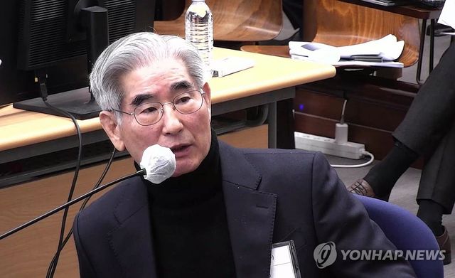 尹 내란재판 나온 김용현 "상징적 계엄"…법정서 또 尹옹호