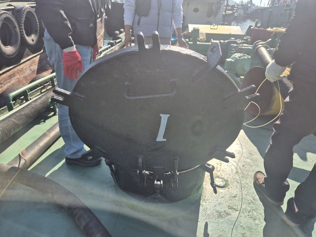 유류 탱크 덮개 여는 장면