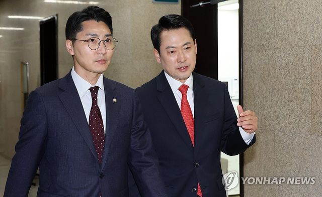 대화하는 장동혁 대표·박준태 비서실장