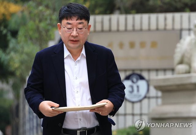 피의자로 경찰 출석하는 유튜버 신혜식씨