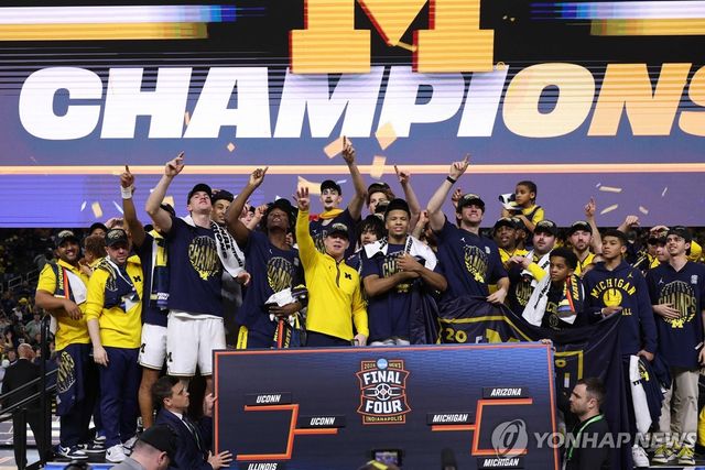 우승 세리머니하는 미시간대 선수단