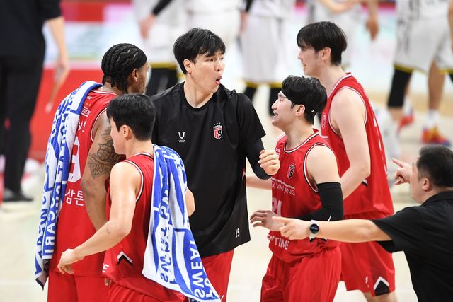 김종규(가운데) 등 정관장 선수들