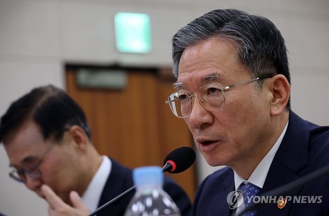 답변하는 정성호 장관