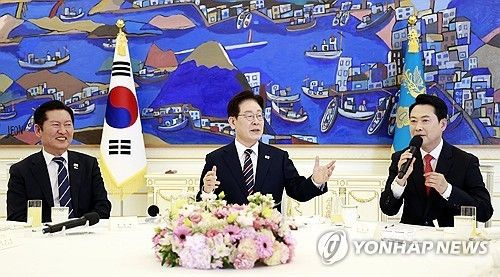 추가 발언 권유하는 이재명 대통령