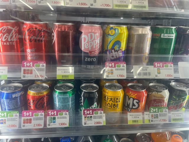 편의점 음료 진열대