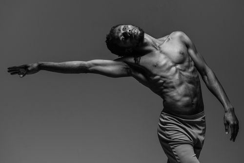 공연 중인 부르키나파소 출신 안무가 엠마누엘 사누 씨