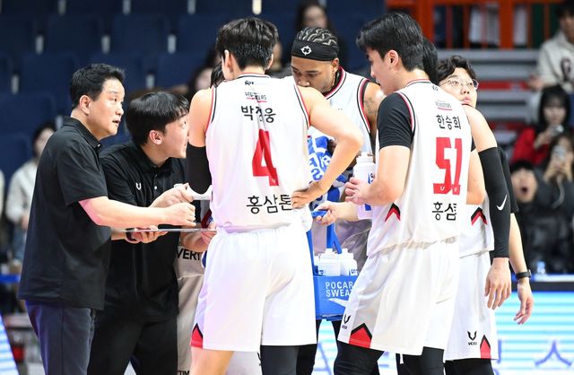 선수들과 대화하는 유도훈 감독