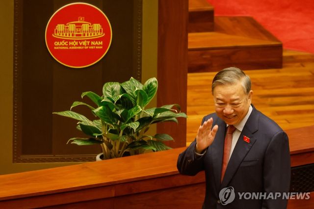 베트남 '1인자' 럼 서기장, 주석도 겸직…막강 권한 확보