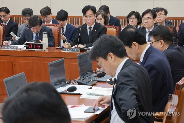 질의에 답하는 김영훈 노동장관