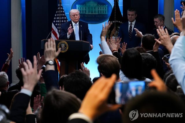 기자회견하는 도널드 트럼프 미국 대통령