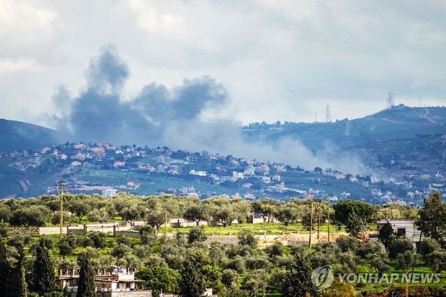 이스라엘 공격으로 포연이 자욱한 레바논 남부 지역