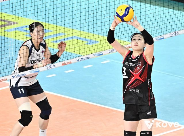 토스하는 세터 염혜선(오른쪽)