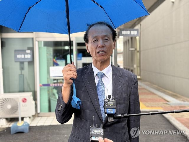 첫 재판 끝난 뒤 입장 밝히는 최문순 전 강원지사