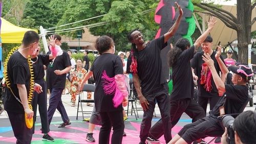 엠마 씨가 안무가로 참여한 공연 프로젝트 노들에스쁘와의 '어라운드 마로니에' 장면 [2023, 사진 정택용]