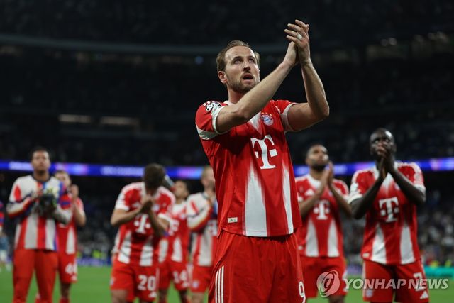 원정 팬들에게 화답하는 바이에른 뮌헨의 공격수 해리 케인