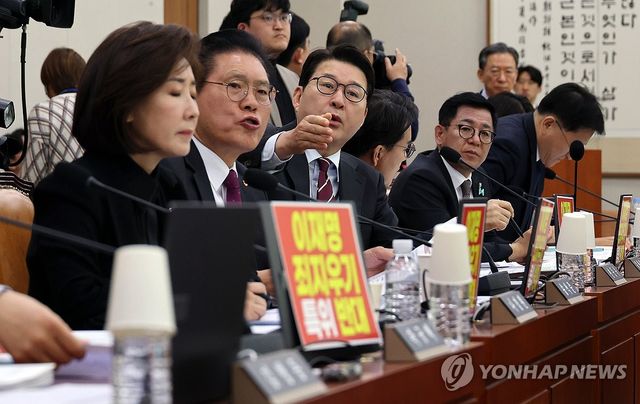 의사진행 발언권 요청하며 항의하는 국민의힘 조작기소 국조특위 위원들