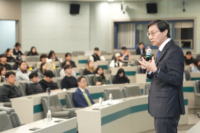 특강서 발언 중인 김성주 국민연금공단 이사장