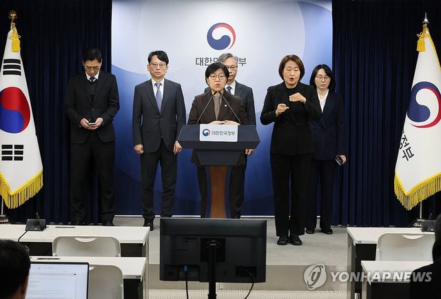 의료제품 수급대응 상황 발표하는 정은경 장관