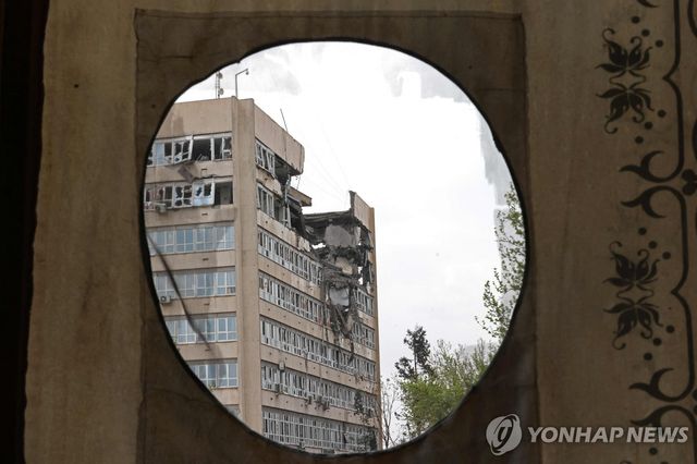 이란 테헤란 골레스탄 궁전 외부에 쳐진 커튼 사이로 보이는 공습으로 파괴된 건물