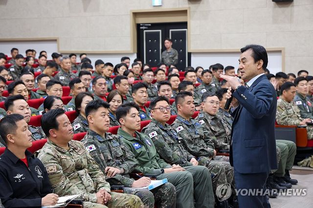 안규백 장관, 지휘역량 강화를 위한 특별강연 실시