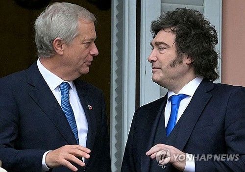 카스트 칠레 대통령(좌)과 밀레이 아르헨티나 대통령