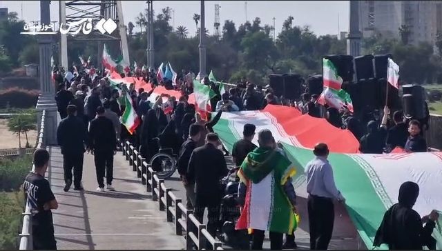 이란 서남부 후제스탄 아흐바즈의 교량에 모인 시민들