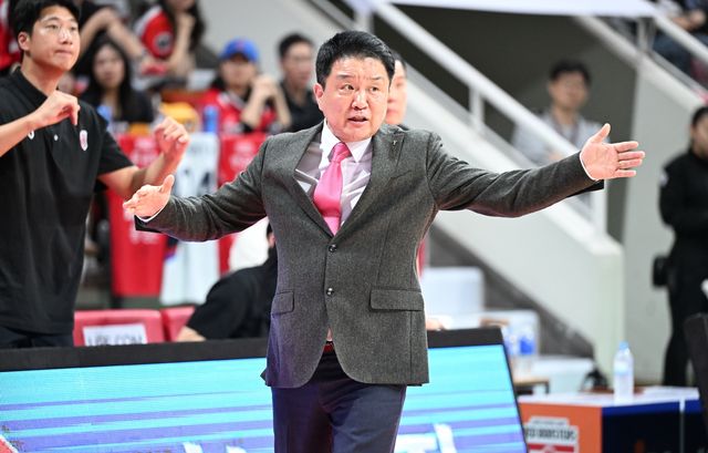 4월 4일 현대모비스와의 경기에서 유도훈 감독의 모습