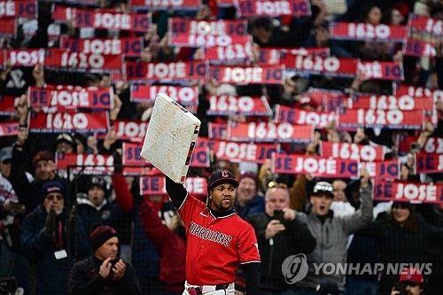 클리블랜드 구단 최다 출장 기록을 세운 뒤 3루 베이스를 치켜든 라미레스