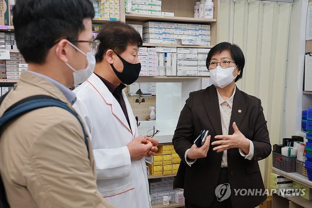 정은경 장관, 치료재료 등 수급상황 점검