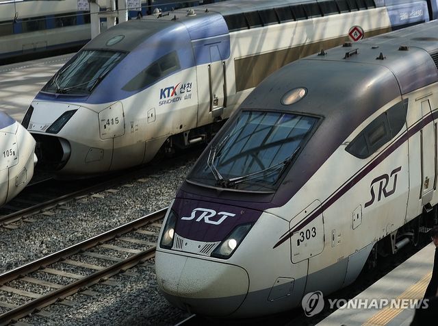 승객 태우고 서울역 들어오는 KTX와 SRT
